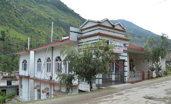 tirithan valley holiday facade